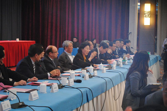 我司为安徽省与跨国公司经贸合作恳谈会提供全程交传及耳语同传服务